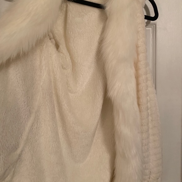 ◻️ LIZARD THICKET FAUX FUR VEST - Picture 6 of 8